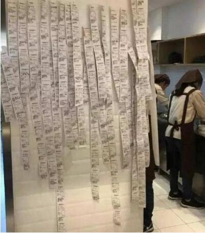 张宏的外卖店"爆单"