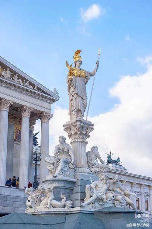 国会大厦前有一座雅典娜女神雕像.