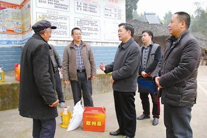 政法委书记送温暖 情深意更浓(图)