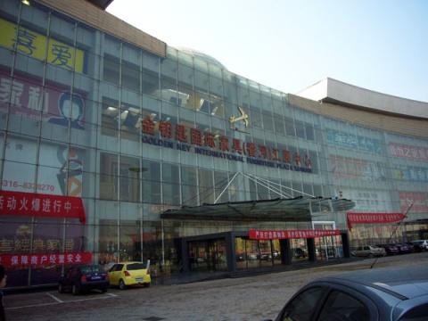 这次香河之行主要就是奔着金钥匙与鑫亿隆两个家具城去的