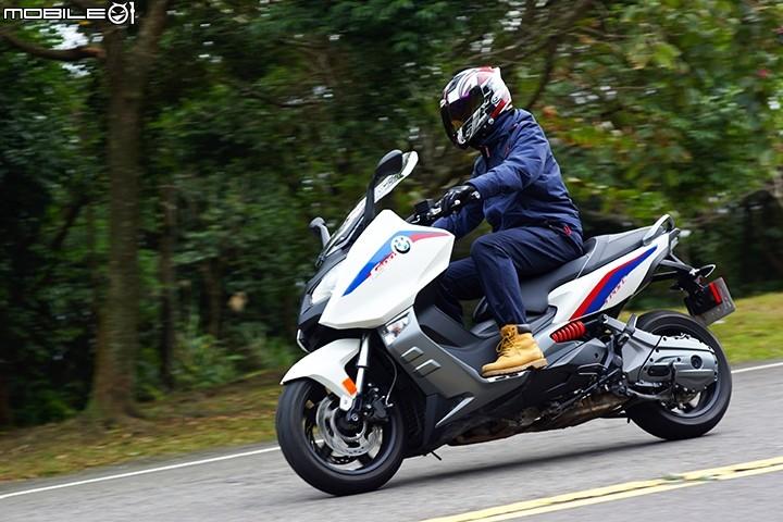 骑宝马摩托车c600sport在城市自由自在的翱翔