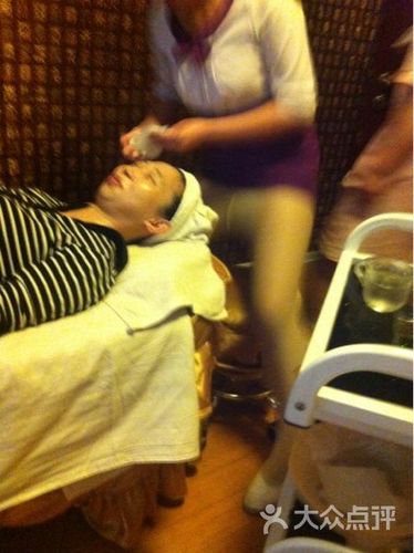 服务员练发廊妹都不如!