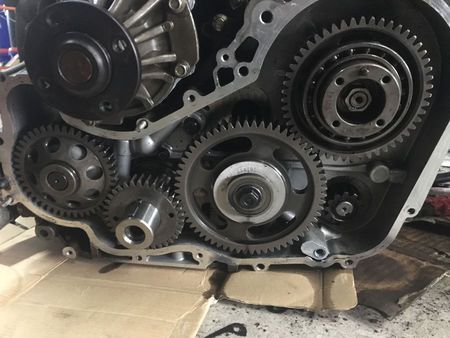 东风皮卡zd25柴油发动机这个东西是放在哪的?