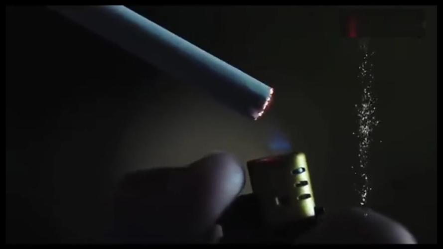 最让人难忘的是他在缅川黑夜里点烟的镜头.