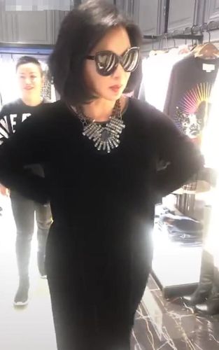 原创金星姐逛奢侈品被偷拍,带着墨镜双手叉腰,挺着肚子生气离开!