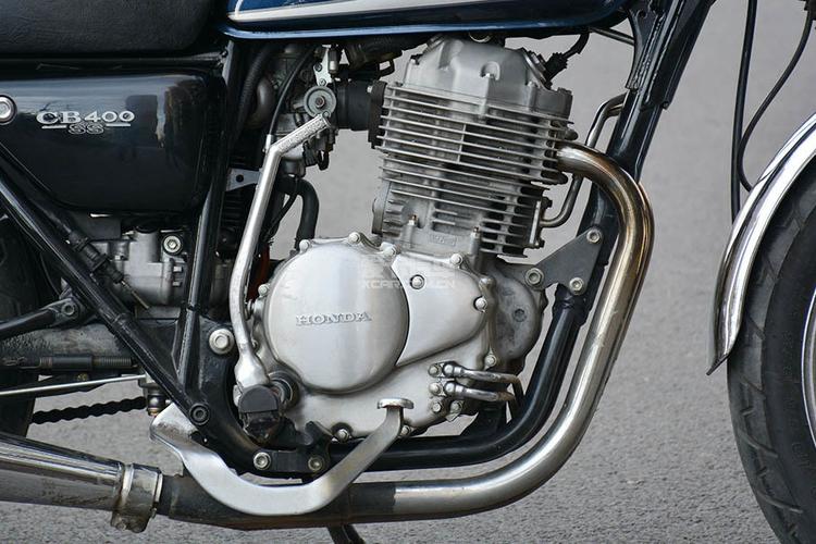 cb400ss沿用了1997年推出的xr400越野车上的单缸风冷sohc发动机,实际