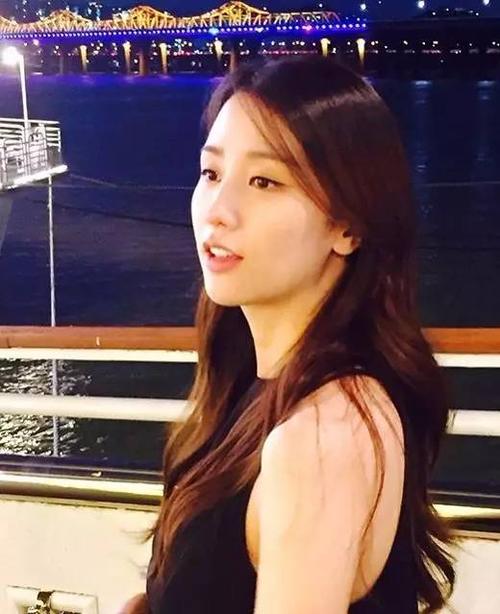 准妈妈朴河宣晒孕照 腹部隆起美貌依旧