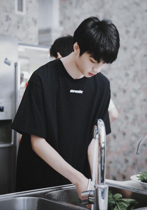 想要刘耀文的图片越帅越好去水印可以吗