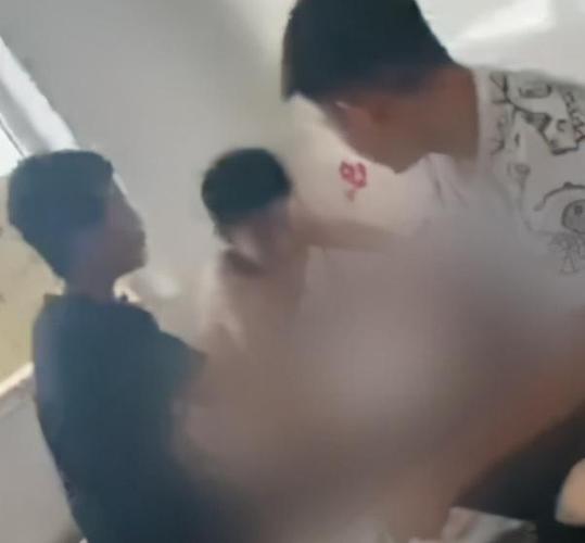 江西一中学多名男生对一女同学做不雅动作,警方已介入
