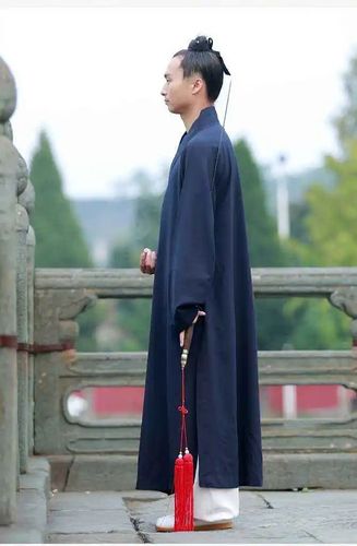 道教崇尚青色,黑色也是青色的一种,道士头戴黑色(青色)的冠,巾,代表着