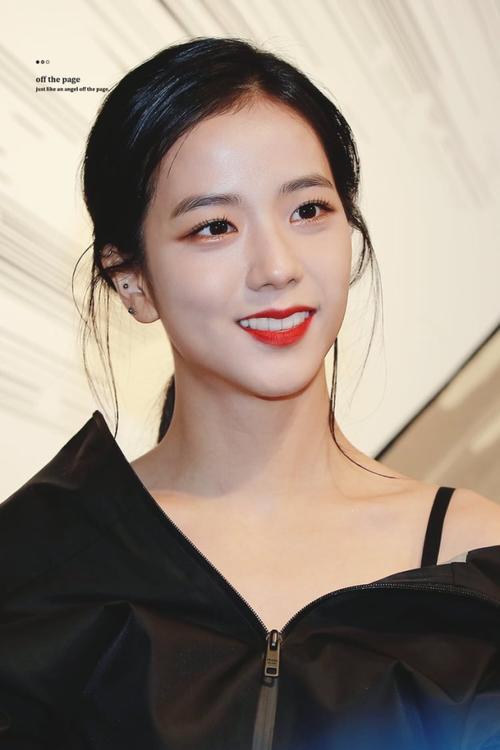 jisoo 用最奶的声音打最野的耳洞