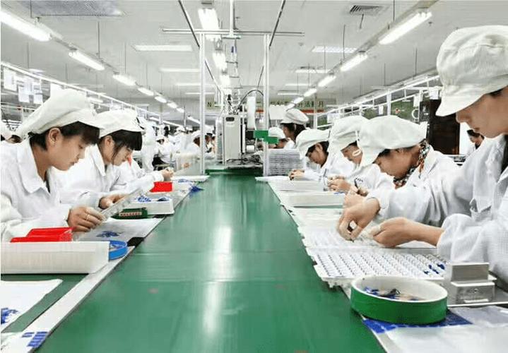 今天拿着高学历的天之骄子们,却和富士康流水线工人殊途同归了