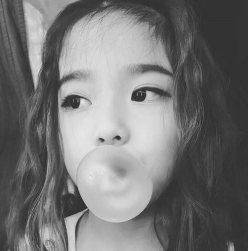 求一张女生吹泡泡糖的头像