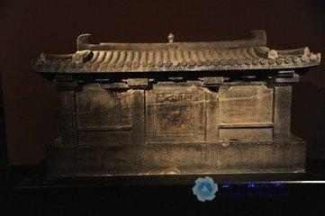 的是,这件精美之物出土时,戴在一名9岁的小女孩李静训尸骨的颈项上