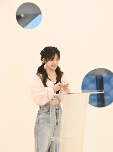 赖美云穿"死亡白袜"现身机场,离开百万级修图师,这腿型过于真实