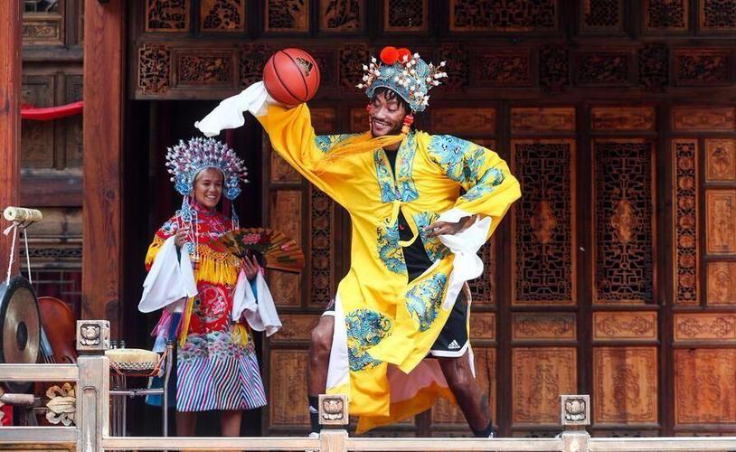 球星中国行穿过哪些奇装?罗斯穿戏服汤普森搞笑,火箭旧将扮古人