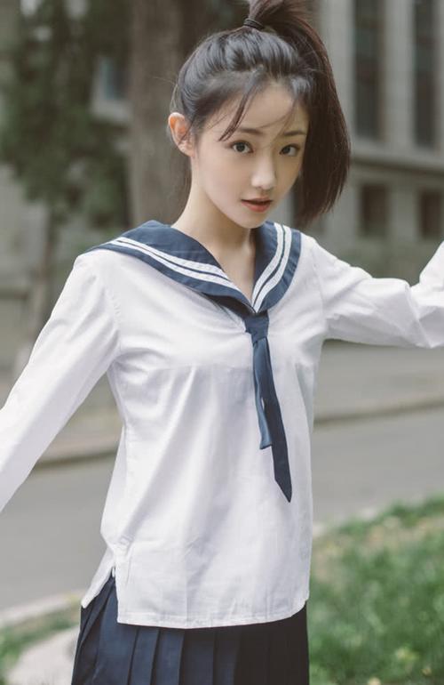 这哪里像《烈火军校》的曲曼婷?扎马尾穿水手服,比校花还清纯!
