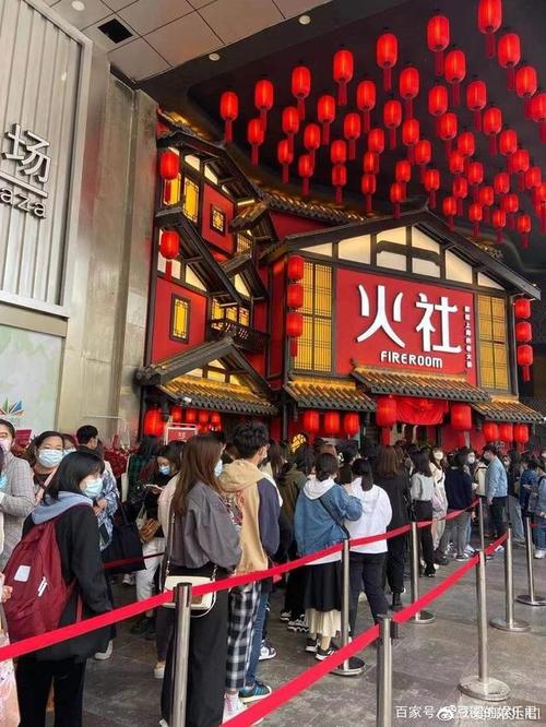 等了这么就,火社终于抵达上海,自然引来大批排队民众,可以说门庭若市!