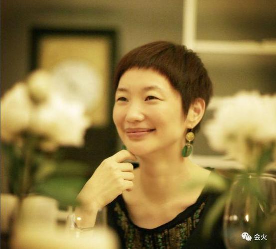 晓雪硬照至于特权阶级大小姐和草根出身女主编,洪晃和苏芒这对时尚