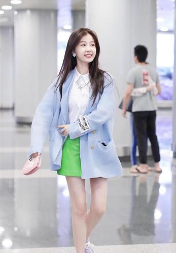 虞书欣"不嗲不甜美"更有气质!一身全黑look走机场,竟意外时尚