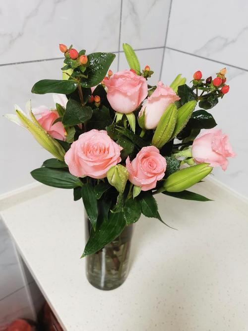 第一次插花戴安娜玫瑰百合小红豆