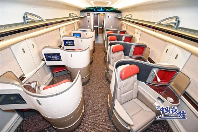 二等座细节之变 座位把手增设座位号  座椅靠背增加usb充电口  方便