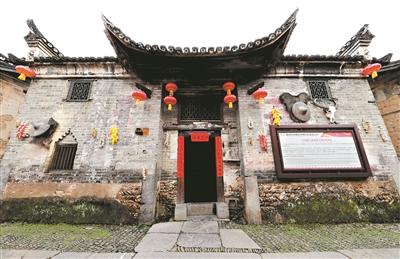 徐解秀问她们从哪里来,其中一人说:"大嫂,不要怕,我们是共产党领导的