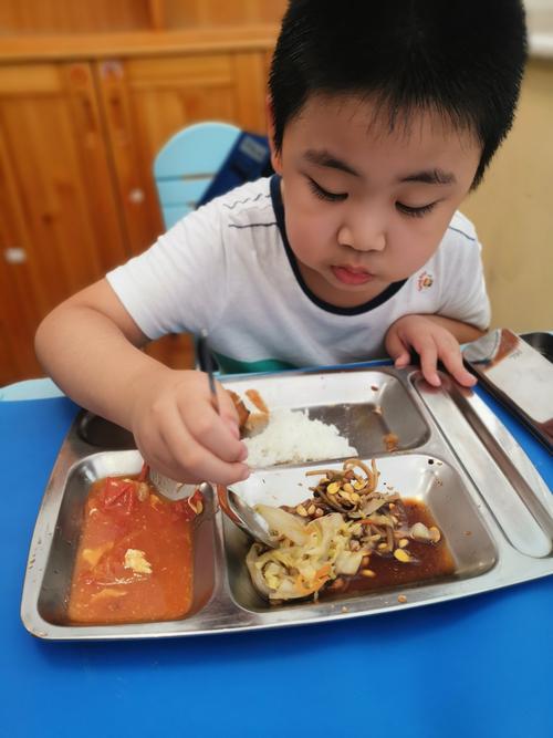小学生,好好吃饭