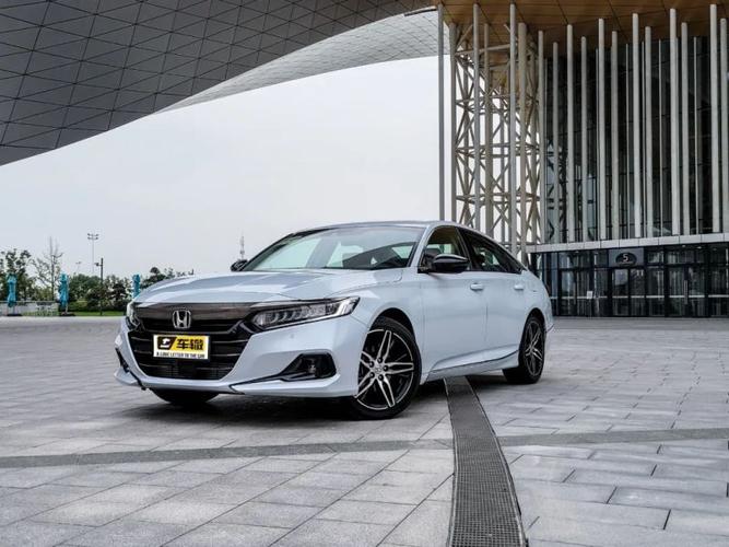 官方称此款车型为"全新雅阁",事实上,这还是第十代雅阁的中期改款车型