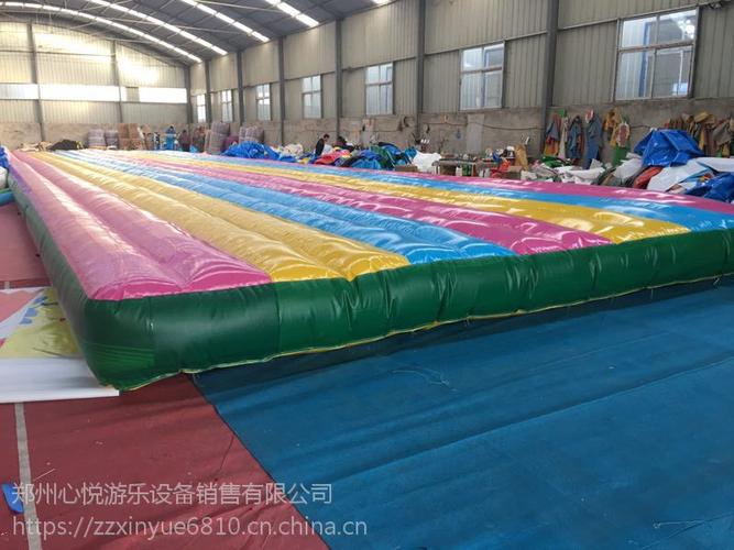 景区摇啊笑啊网红桥充气蹦蹦床安全防护气垫床厂家定制