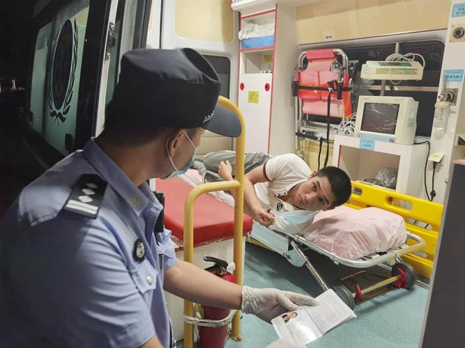 为了他 高栏边检民警夜登救护车