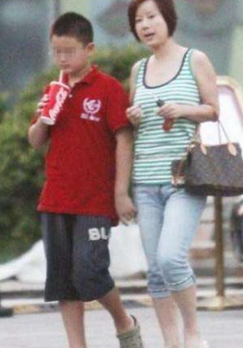 满文军第二段婚姻也画上句号?现身民政局办离婚