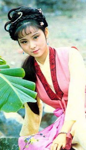 饰演晴雯的,叫安雯,原名叫张静林,也是她在演完《红楼梦》后,把名字改