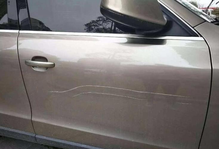 1,牙膏:想要处理树枝划痕,用牙膏修复是非常有效的,因为牙膏本身就有