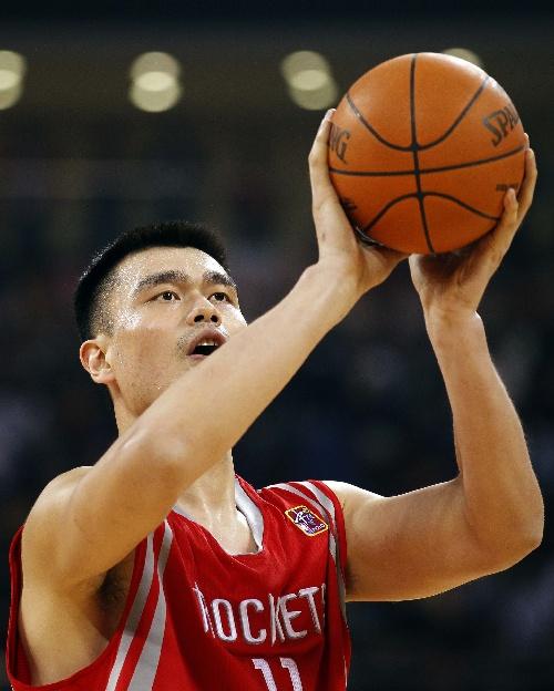 图文:nba中国赛火箭胜篮网 姚明在比赛中投篮