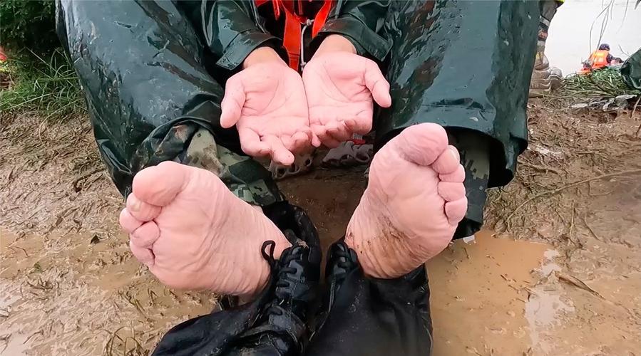 武警官兵水中抢险4小时手脚麻木