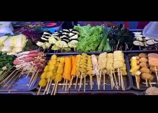 保定小县城路边小摊,1元1串的铁板烧好吃到舔签,去晚