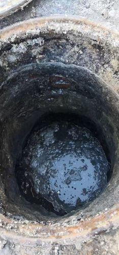 兴安北路与光华街西交汇处往西路南污水井堵塞