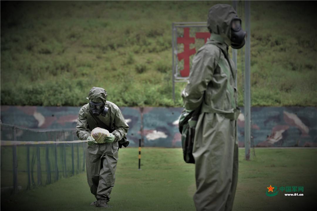 生死线上的逆行者丨实拍武警官兵防化救援应急演练