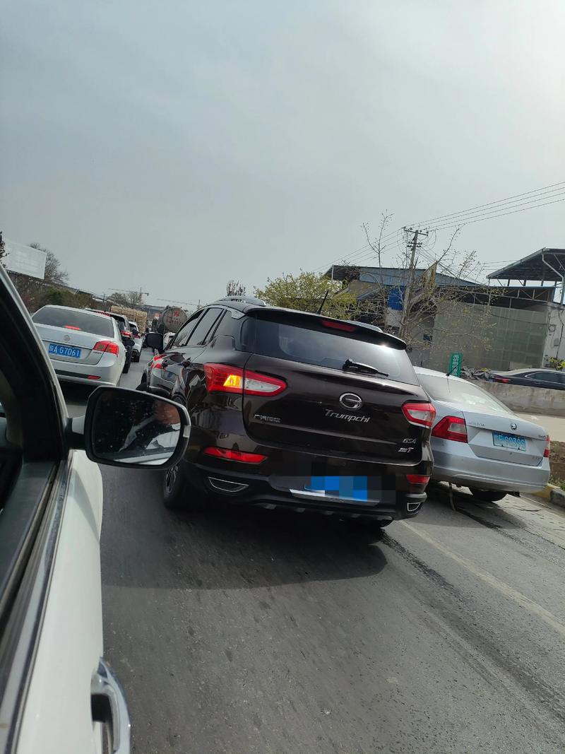 堵车现场 一般孝子贤孙 集体堵路上啦�