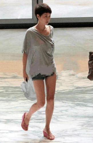 马伊琍机场糗大了!大红色拖鞋抢镜,网友:像从澡堂子出来的