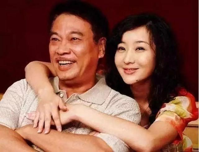 又过了7年,吴孟达和一起拍摄《花田喜事》时认识的演员侯珊燕"奉女