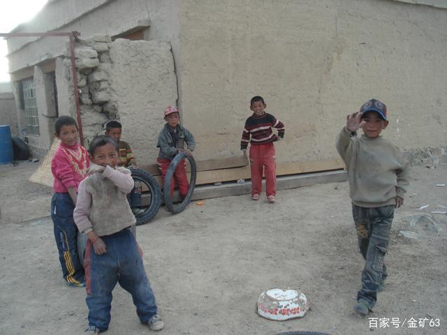 改则县麻米乡的小孩玩旧轮胎.