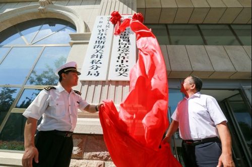 图为:乌鲁木齐海关关长赵革与伊犁州副州长扎克·左尔东共同为