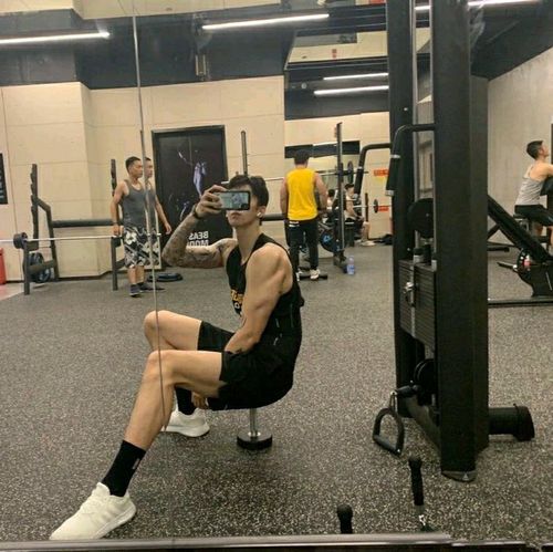 健身房里爱自拍的肌肉男,阳光帅气的运动男生都是这么