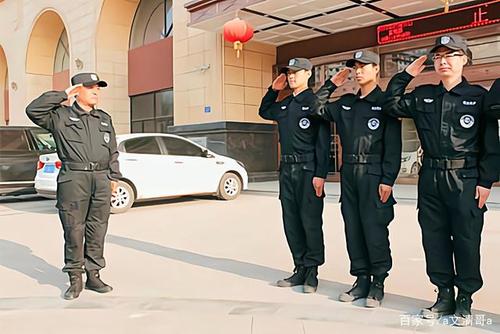 班长正在教保安们敬礼