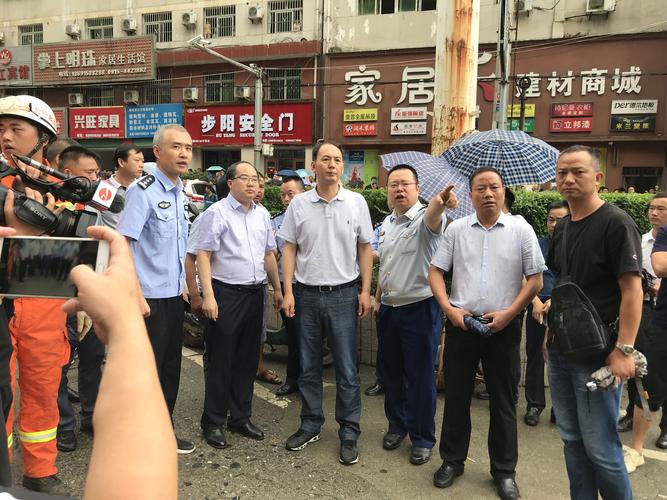 县常务副县长罗云忠,县应急管理局局长赵堂武在现场参与救援行动