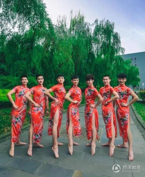 最妖艳毕业照:川师大男生反串妖冶大红旗袍(图)