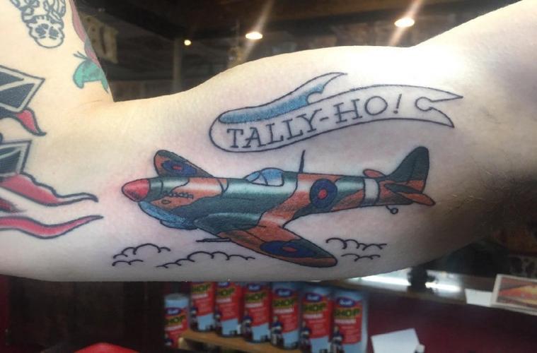 大臂纹身图男生大臂上彩色的战斗机纹身图案