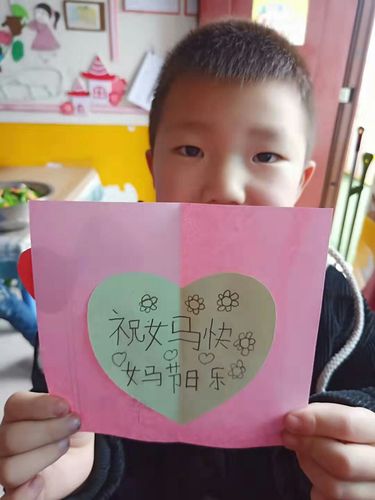 3.8妇女节,孩子都为宝妈们制作了贺卡,并送上祝福语